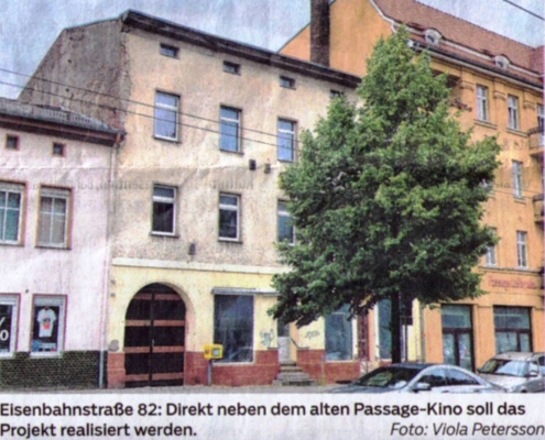 Auf dem Foto von Viola Petersson ist das Haus Nr. 82 in der Eisenbahnstraße zu sehen. Die Fassade ist renovierungsbedürftig und das Haus ist vollständig leer.a