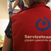 Nahaufnahme des oberen Rückenteils der Weste der Teamöleitern mit dem Logo der Lebenshilfe und der Aufschrift "Serviceteam der gGmbH Lebenshilfe Werkstatt".